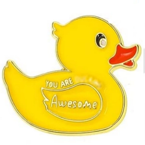 Détail du pin's canard jaune en émail avec inscription dorée You Are Awesome gravée