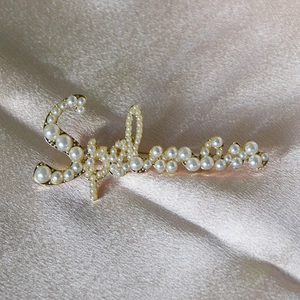 Spilla Alfabeto in Lega Placcata Oro Con Intarsi in Künstliche Perle Sintetiche Elegante Lettera Corsiva Pin per Donna Accessori Moda