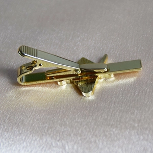 Goldener Freimaurer-Krawattenclip mit Sternbasis und Federklemme auf Satin-Stoff