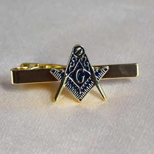 Detail der goldenen Freimaurer-Krawattenklammer mit blauem Emaille-Logo auf Seide