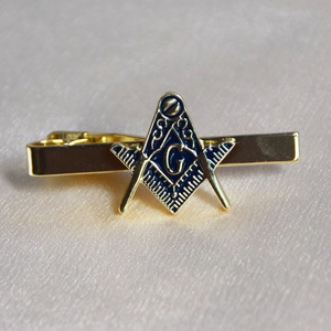 Detail der goldenen Freimaurer-Krawattenklammer mit blauem Zirkel- und Winkel-Emblem