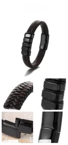 Vue macro du bracelet en cuir tressé et du fermoir en acier inoxydable noir poli