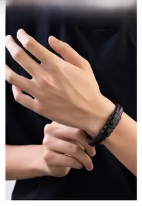 Détail du bracelet en cuir tressé pour homme avec cinq éléments en acier inoxydable noir
