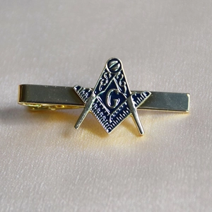 Goldener Freimaurer-Krawattenclip mit blauem Emaille-Logo auf Seidenhintergrund