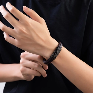 Bracelet pour homme en cuir tressé marron foncé avec cinq breloques carrées en métal noir