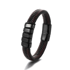 Bracelet tressé en cuir pour homme avec anneaux métalliques noirs mats et fermoir aimanté