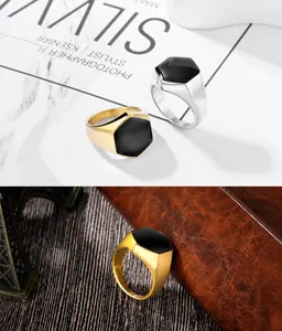 Détail des bagues hexagonales en or et argent avec insert en émail noir poli