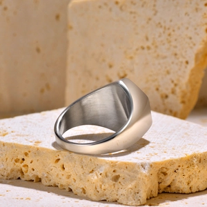 Vue macro d'une bague pour homme en acier avec intérieur brossé et extérieur poli brillant