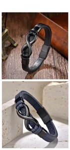 Dettaglio dei bracciali in pelle con simbolo dell'infinito e chiusura magnetica