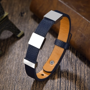 Detailaufnahme des blauen Lederarmbands mit silbernen Metallplatten und orangefarbenem Futter