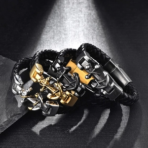 Nahaufnahme der Herren-Lederarmbänder mit Ankeranhängern in Gold, Schwarz und Silber-Finish