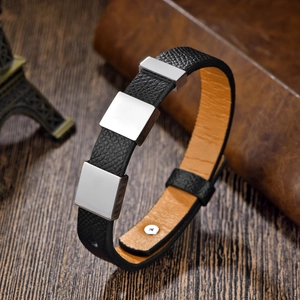 Nahaufnahme von schwarzem Lederarmband mit quadratischen Edelstahlelementen für Herren