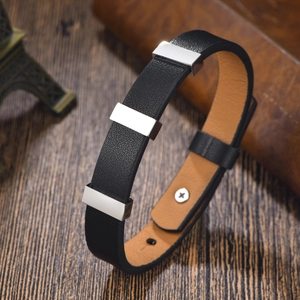 Detailansicht Herren Lederarmband schwarz mit polierten silbernen Metallelementen