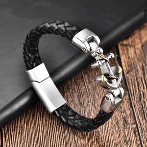 Detailaufnahme von geflochtenem Lederarmband mit silbernem Anker und goldenen Akzenten