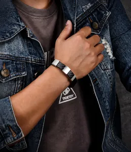 Herrenarmband mit Carbonfaser-Textur und gebürstetem Edelstahl in modernem Design