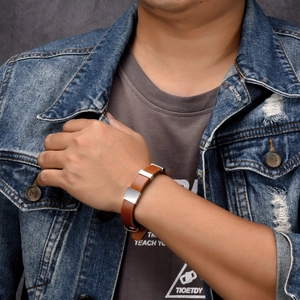 Herren Lederarmband in Braun mit silbernen Metallelementen und verstellbarer Schnalle