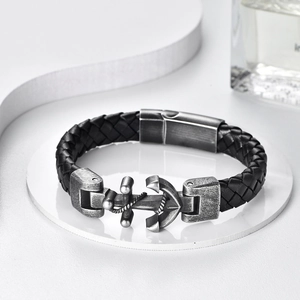Detailaufnahme von Herren-Lederarmband mit Vintage-Ankerverschluss aus Silber