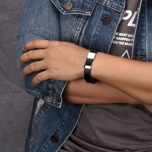 Nahaufnahme eines Herren-Lederarmbands in Schwarz mit gebürstetem Edelstahl-Element