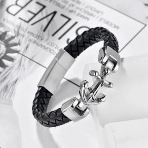 Detailansicht Herrenarmband aus schwarzem Ledergeflecht mit poliertem Anker-Verschluss
