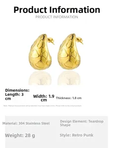Détail de boucles d'oreilles gouttes dorées en acier 304 avec motif cœur gravé