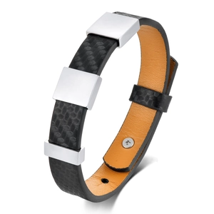 Herrenarmband aus schwarzem Carbonleder mit orangefarbenem Futter und Silbernieten