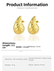Gros plan sur boucles d'oreilles goutte dorées avec texture martelée en acier inoxydable
