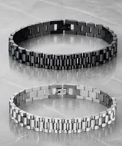 Detailansicht der schwarzen und silbernen Gliederarmbänder aus Edelstahl für Herren