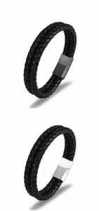 Détail de bracelets en cuir tressé double couche avec fermoirs magnétiques noir et argent