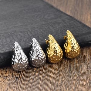 Boucles d'oreilles goutte d'eau en or 18 carats et argent avec texture martelée