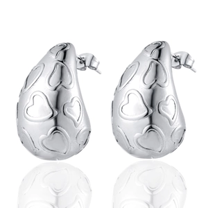 Boucles d'oreilles goutte en acier inoxydable argenté avec motif de cœur en relief