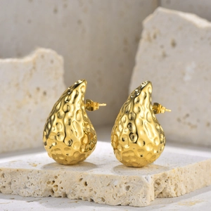 Boucles d'oreilles gouttes en or 18K martelé pour femmes sur décor de pierre