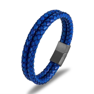 Gros plan du bracelet en cuir tressé bleu à double rang avec fermoir magnétique