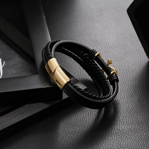 Bracelet multicouche en cuir pour homme avec fermoir magnétique ancre dorée sur fond noir