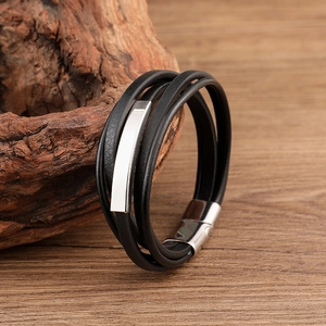 Pulsera multicapa de cuero negro para hombre con una placa pulida de acero inoxidable plateada
