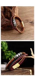 Détail d'un bracelet en cuir tressé multicouche avec fermoir magnétique doré et billes