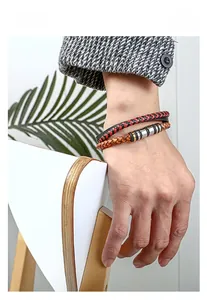 Gros plan du bracelet double couche en cuir tressé noir, rouge et marron pour homme