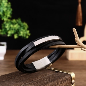 Pulsera multicapa de cuero negro para hombre con detalle de metal plateado y cierre magnético
