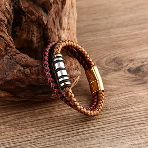 Bracelet multicouche en cuir tressé pour homme avec fermoir magnétique doré sur bois