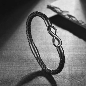 Détail macro du bracelet en cuir tressé pour homme avec symbole infini et fermoir magnétique