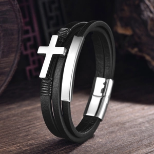 Pulsera multicapa de cuero negro para hombre con cruz plateada y cierre magnético de acero