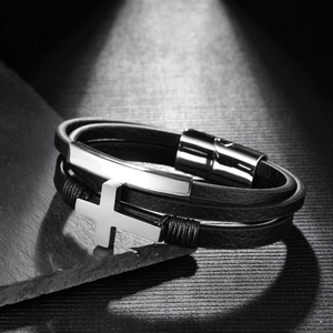 Detalle de la pulsera de cuero multicapa para hombre con cruz de acero y cierre magnético
