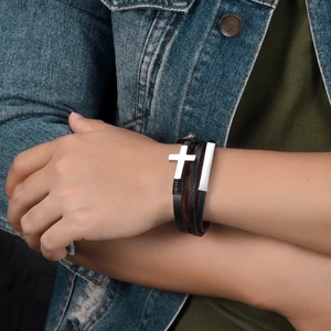 Pulsera multicapa de cuero negro para hombre con cruz de acero inoxidable en la muñeca