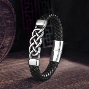Geflochtenes Herrenlederarmband in Schwarz mit silbernem Keltenknoten und Magnetverschluss