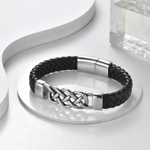 Herren Armband aus schwarzem Leder mit silbernem Keltenknoten und Magnetverschluss