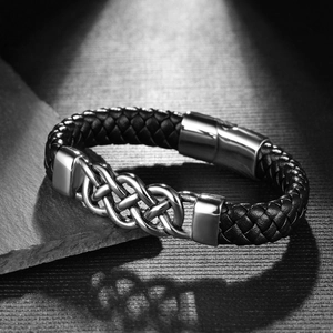 Herren Armband aus geflochtenem Leder mit keltischem Knoten und Magnetverschluss auf Stein