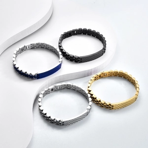 Detalle de pulseras para hombre de acero inoxidable estilo reloj en oro, plata y negro