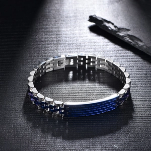 Vista detallada de la pulsera de acero inoxidable con eslabones azules y cierre plegable