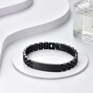 Pulsera de hombre en acero inoxidable negro mate estilo reloj con placa de textura geométrica