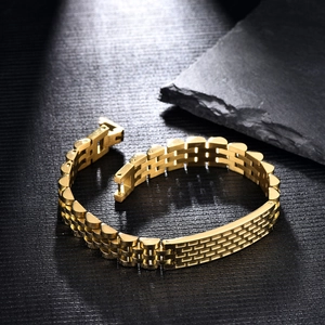 Primer plano de pulsera de acero inoxidable dorado estilo reloj sobre fondo de pizarra