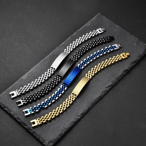 Pulsera de hombre en acero inoxidable de cuatro colores sobre placa de piedra